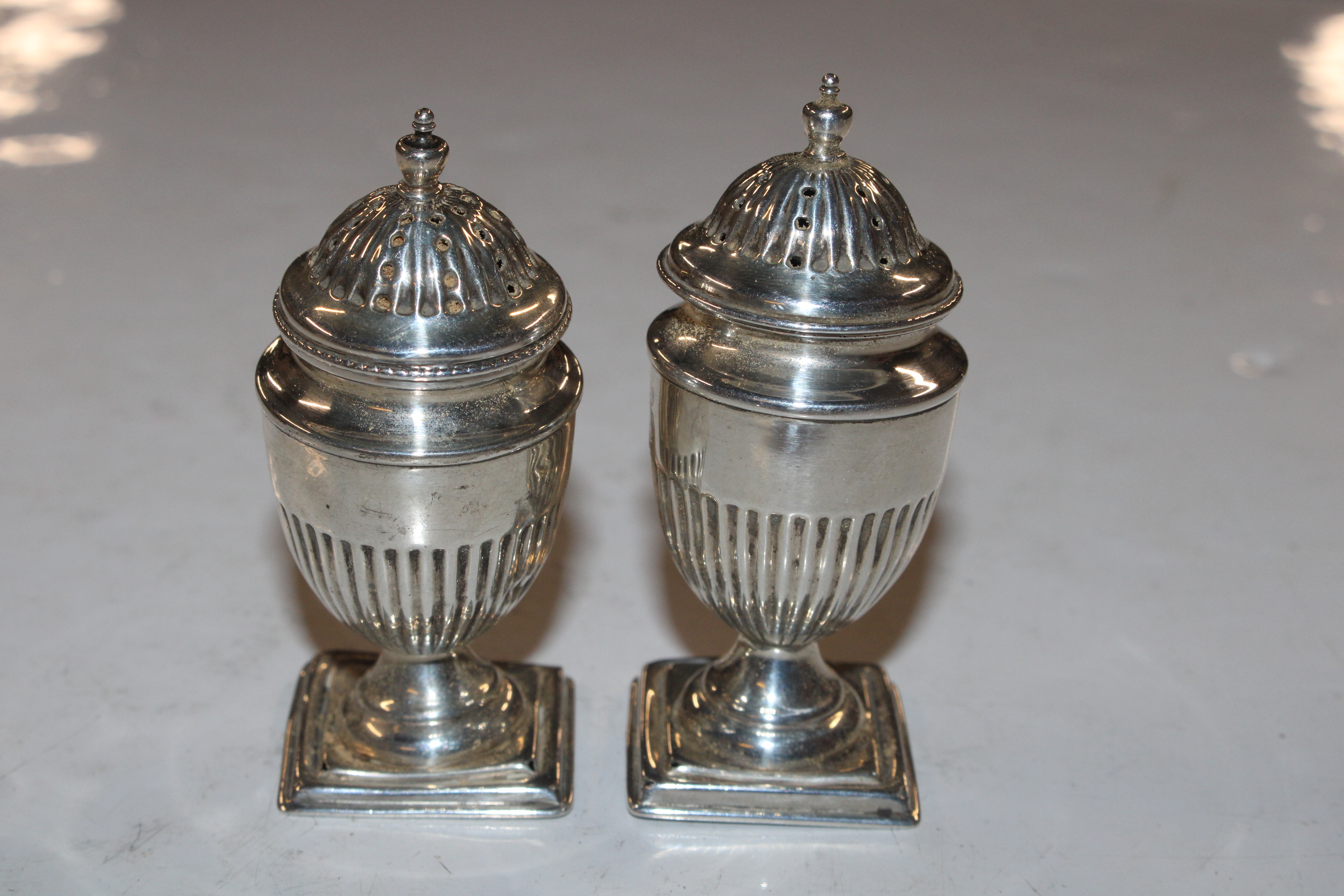 A pair of silver pepperettes; a silver napkin ring - Image 2 of 10
