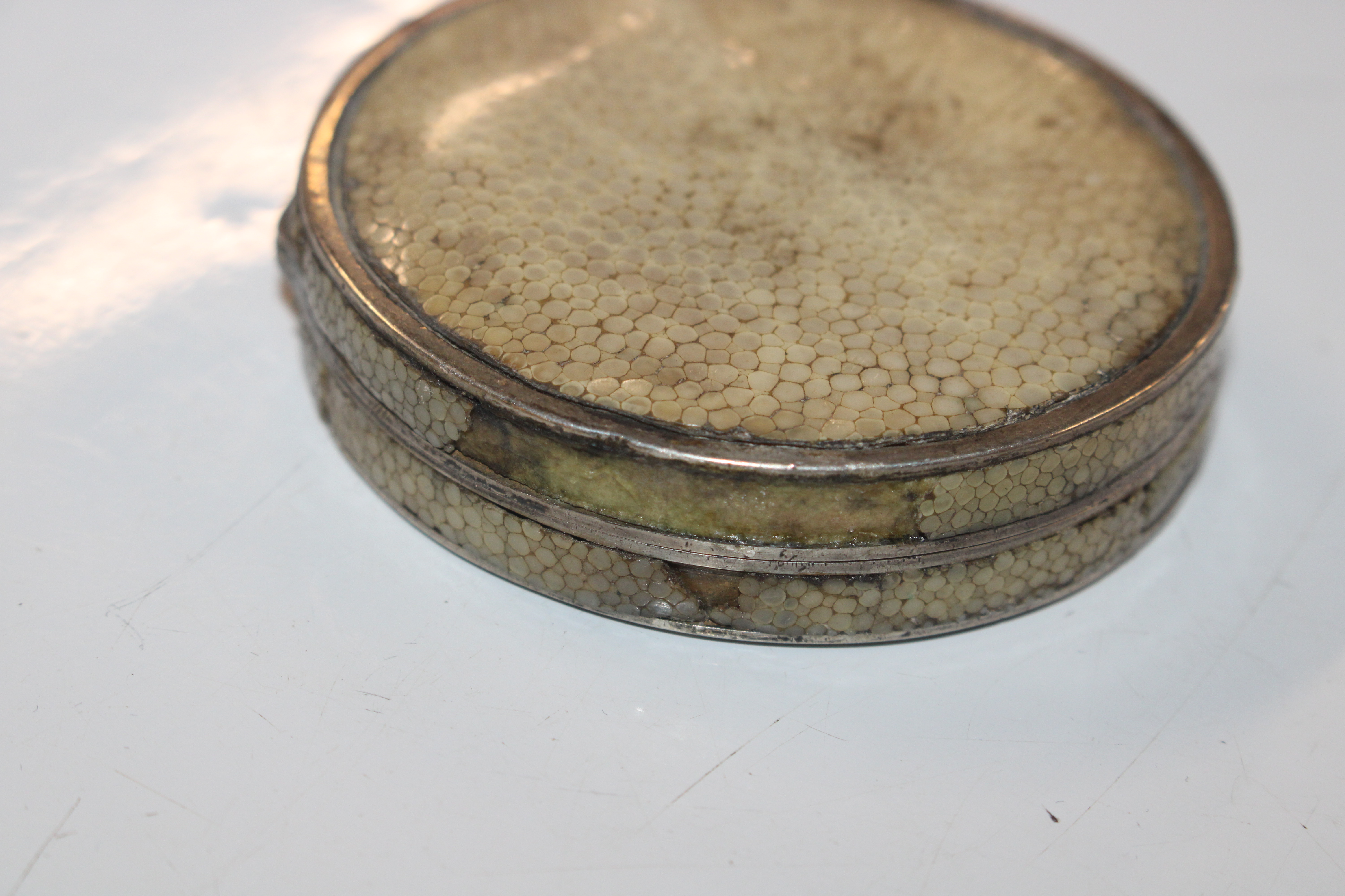 A vintage silver and shagreen compact; another chr - Bild 3 aus 6
