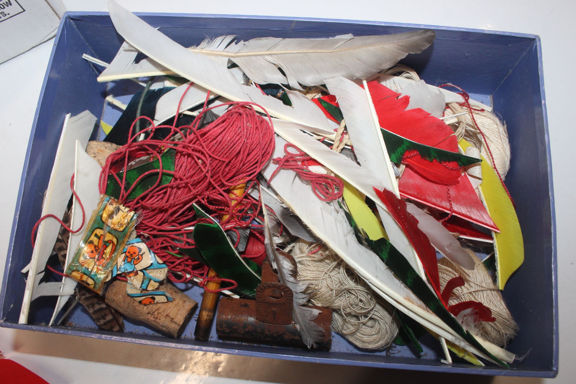 A box of fancy feathers - Image 3 of 3