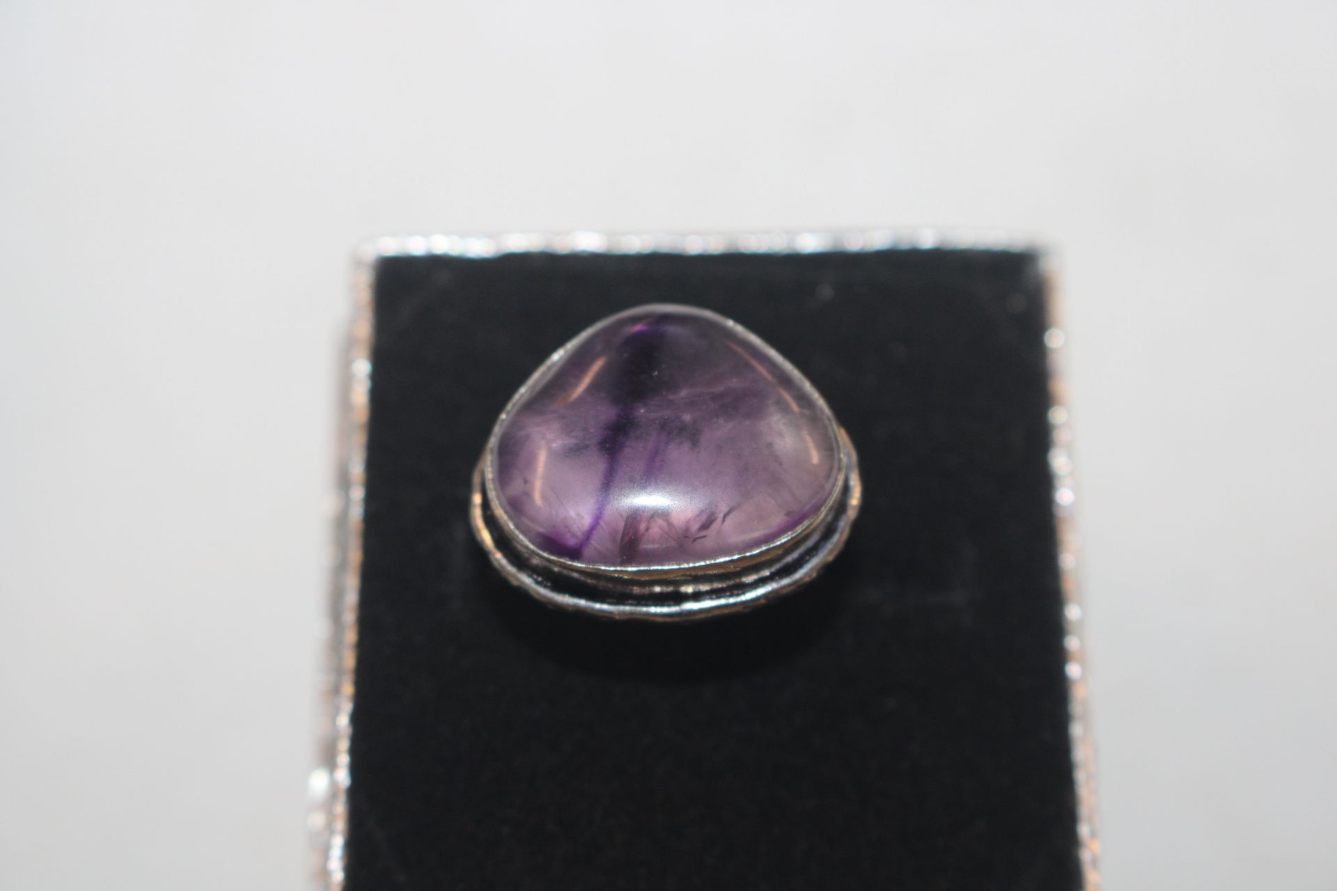 A white metal and amethyst set ring - Image 2 of 4