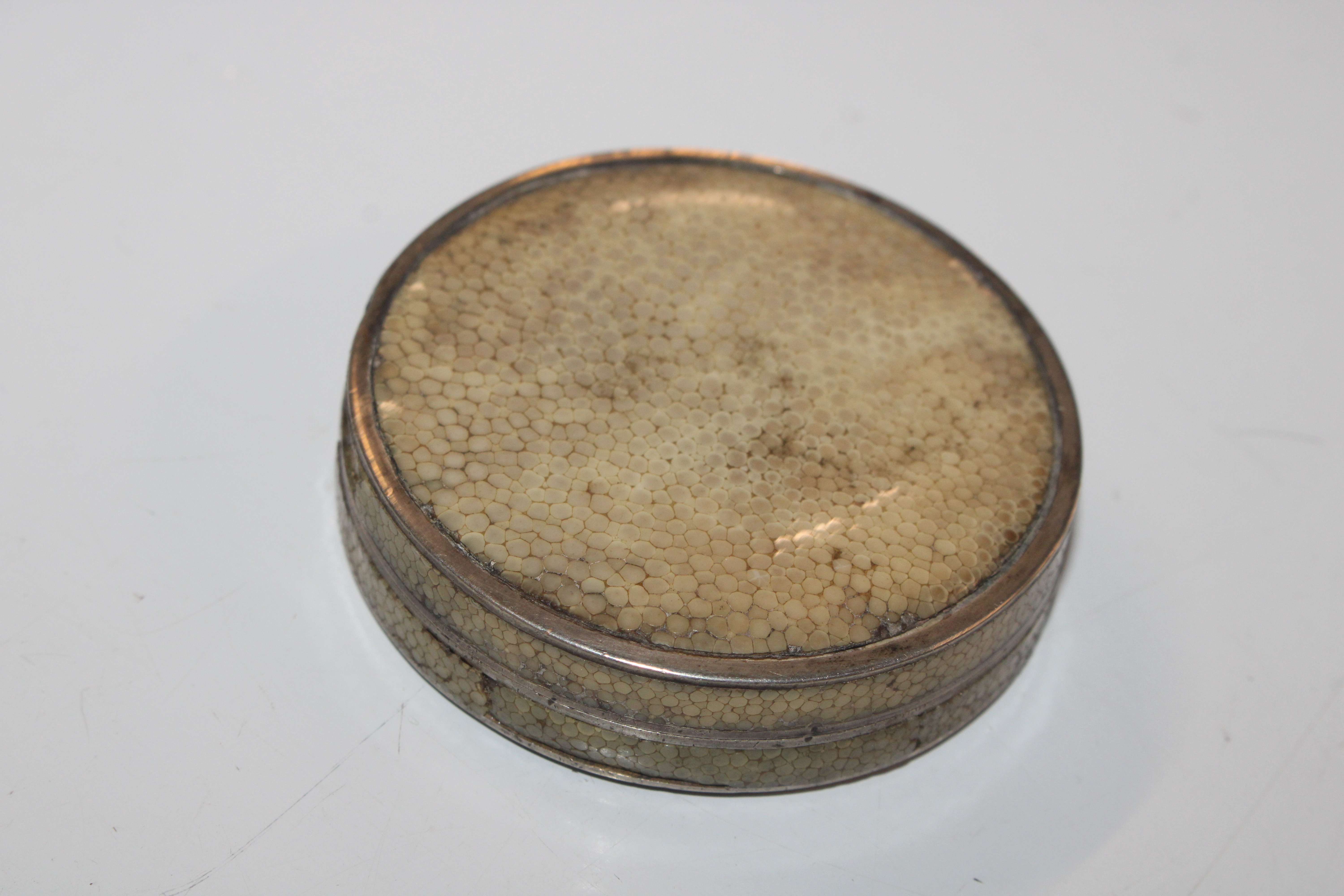 A vintage silver and shagreen compact; another chr - Bild 2 aus 6