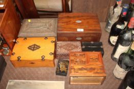A rosewood trinket box and contents of various Pra