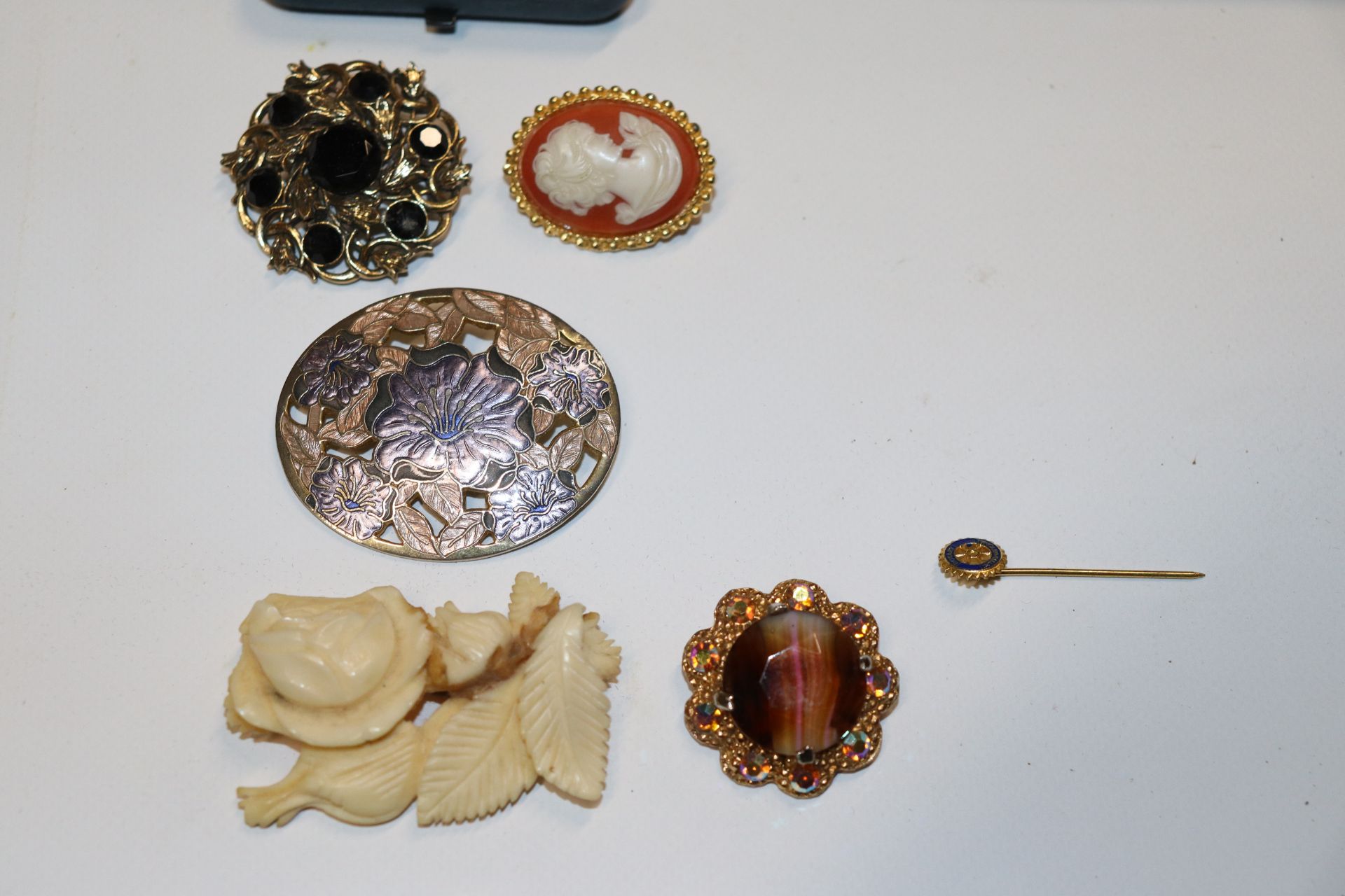 Two boxes of various costume jewellery to include - Image 6 of 14