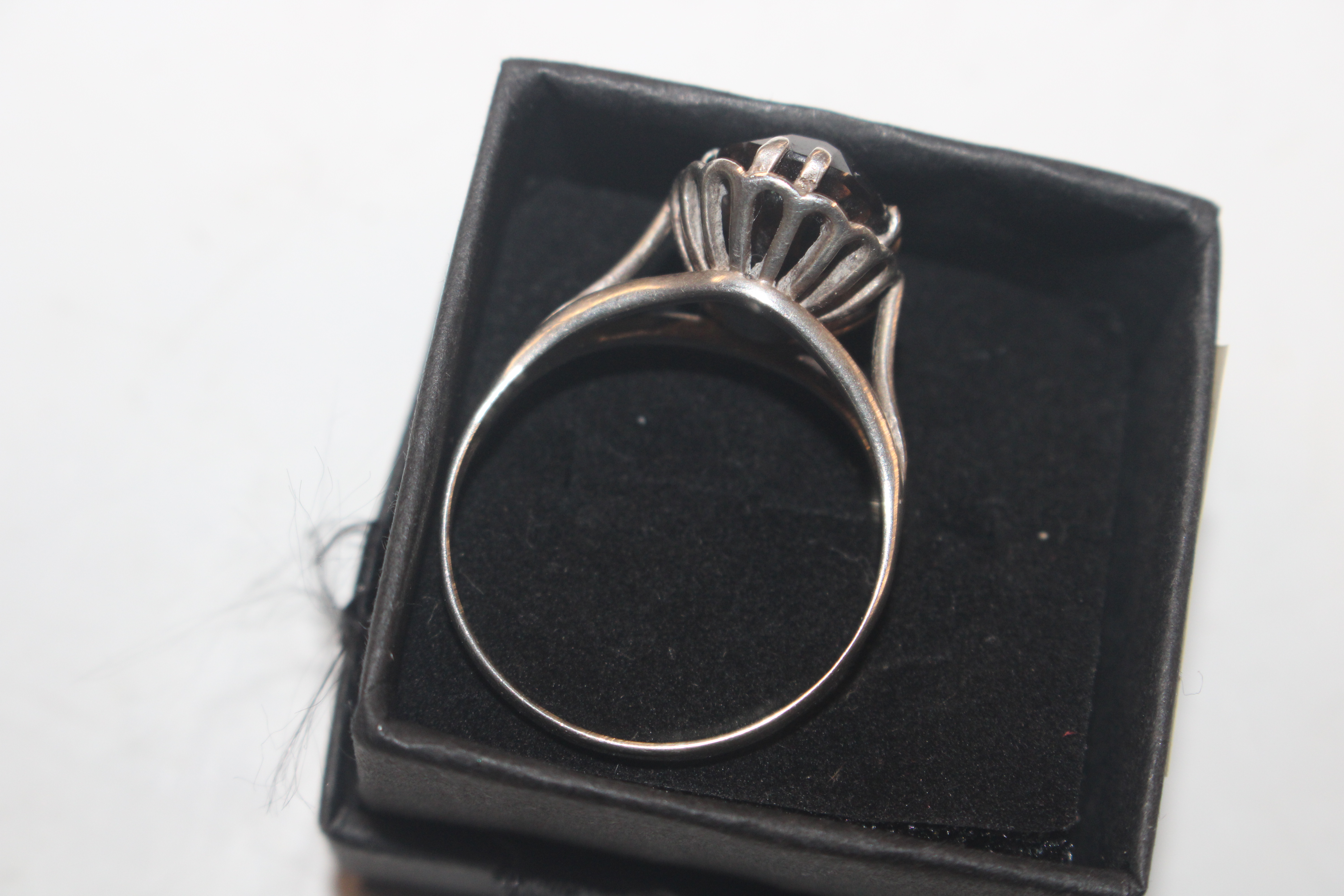 A silver ring set with coloured stone - Image 3 of 5