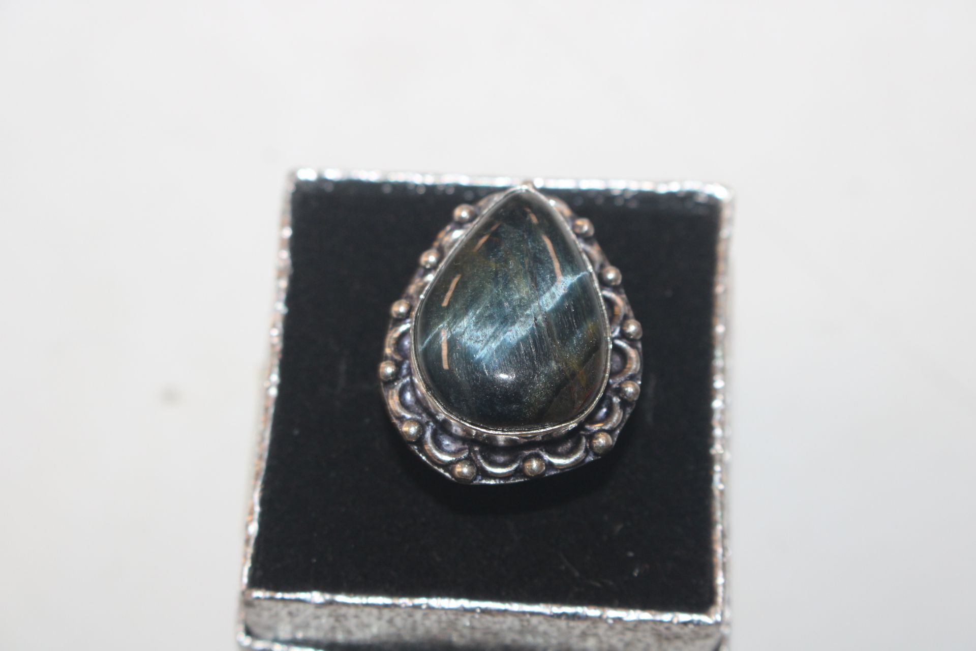 A white metal and labradorite ring - Image 2 of 4