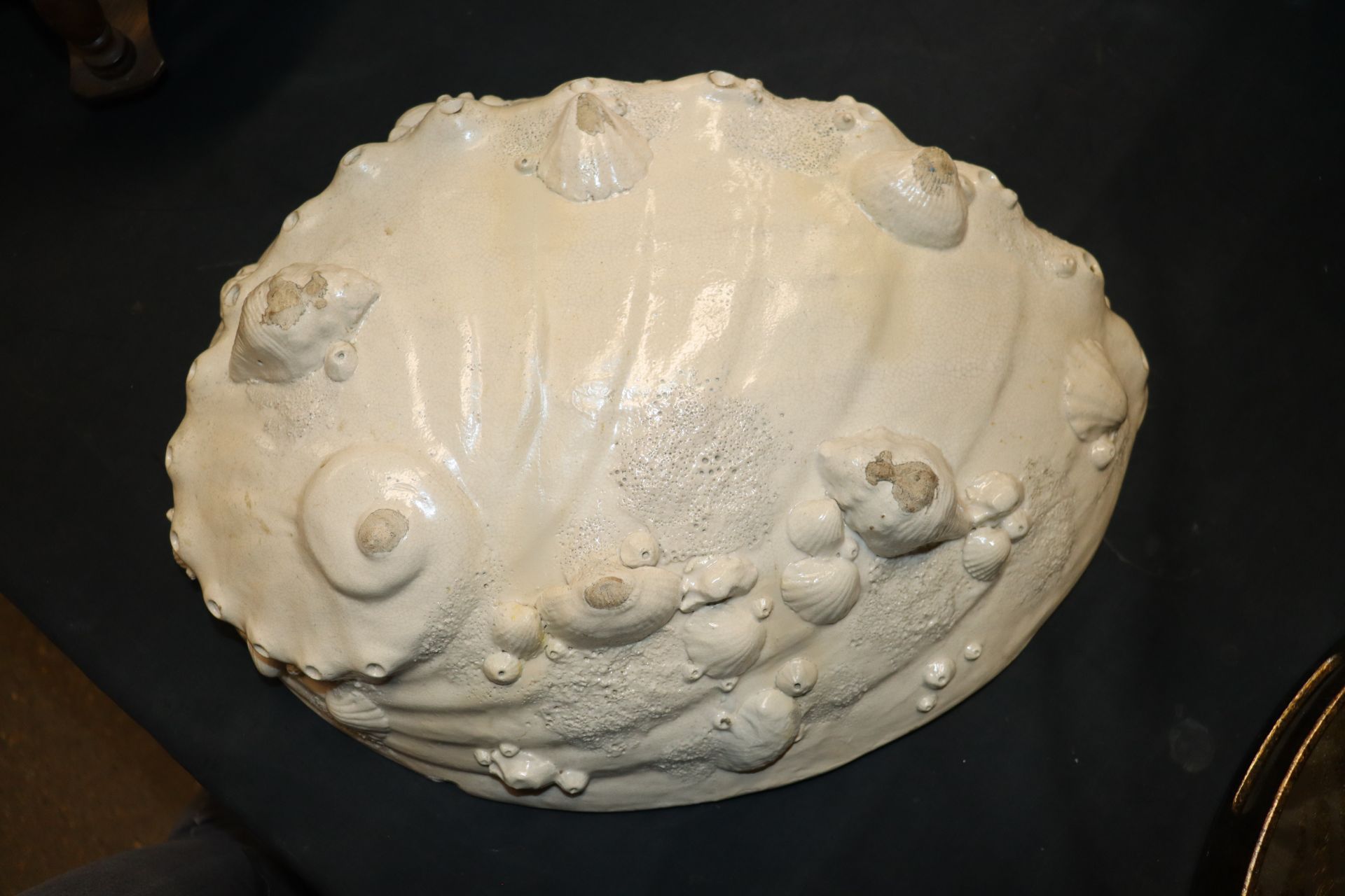 A porcelain dish in the form of a large shell deco - Image 4 of 4