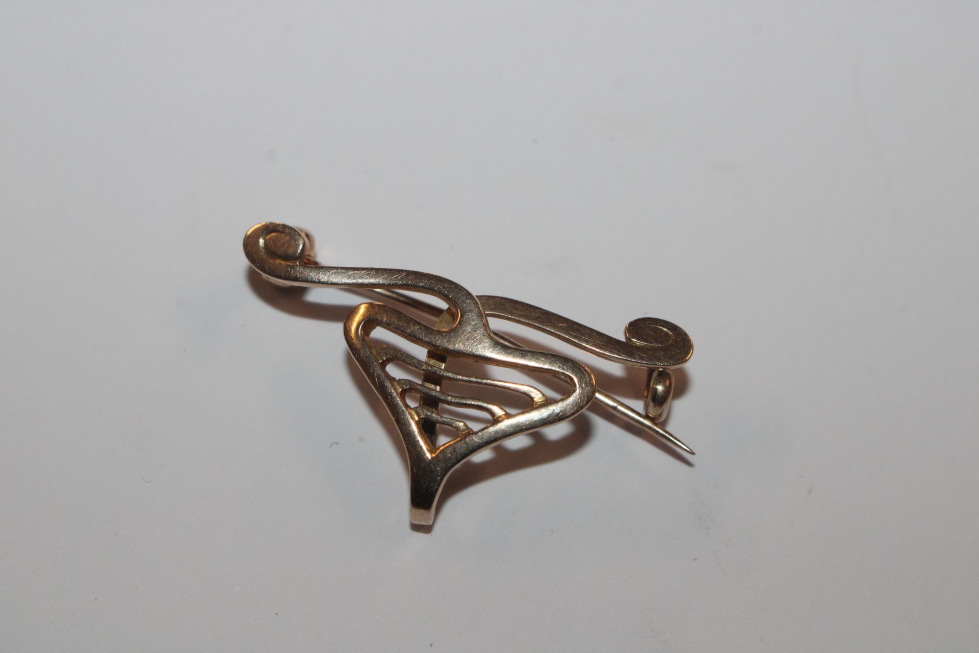 A Murrle Bennett 9ct gold Art Nouveau style brooch - Image 2 of 8