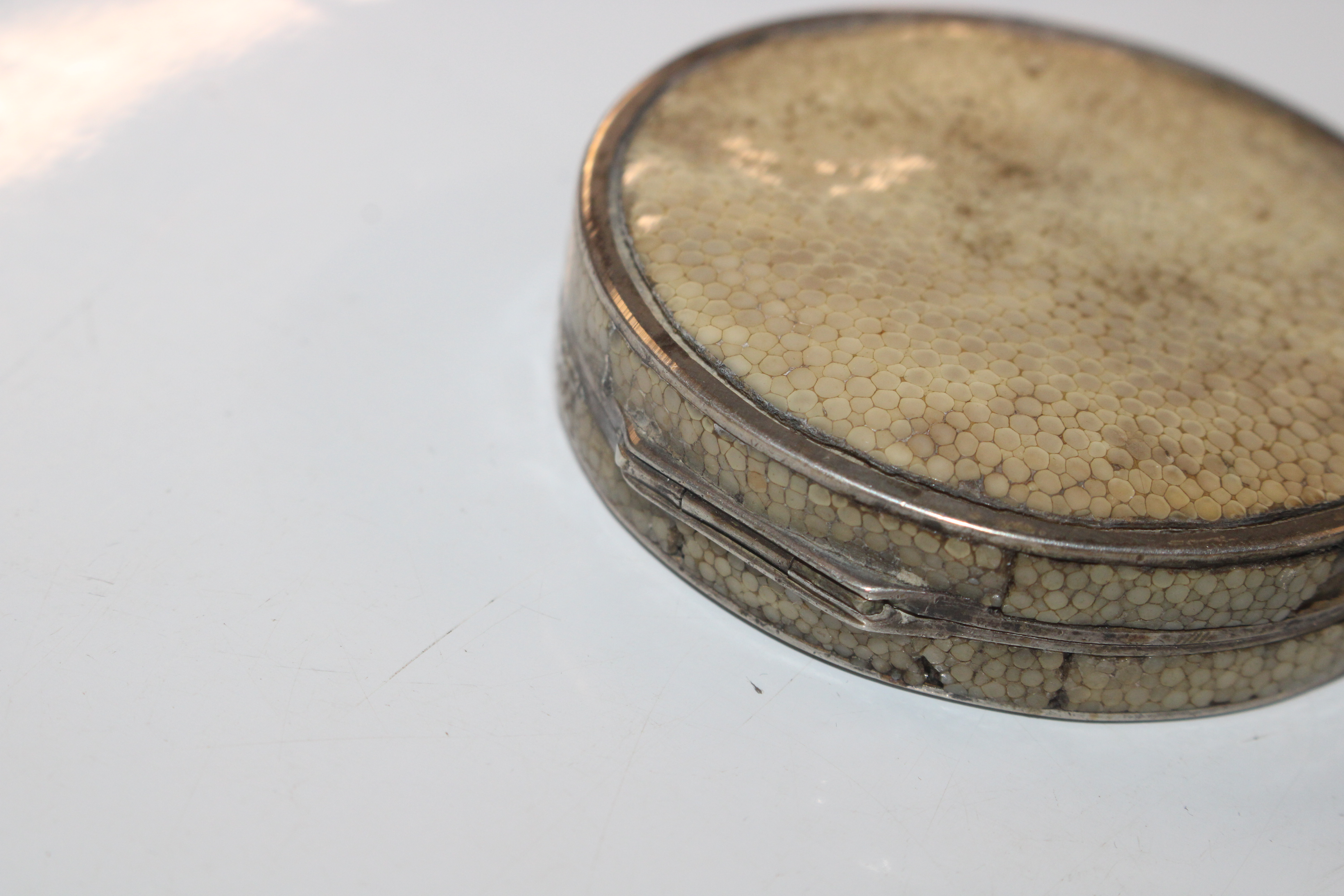 A vintage silver and shagreen compact; another chr - Bild 4 aus 6