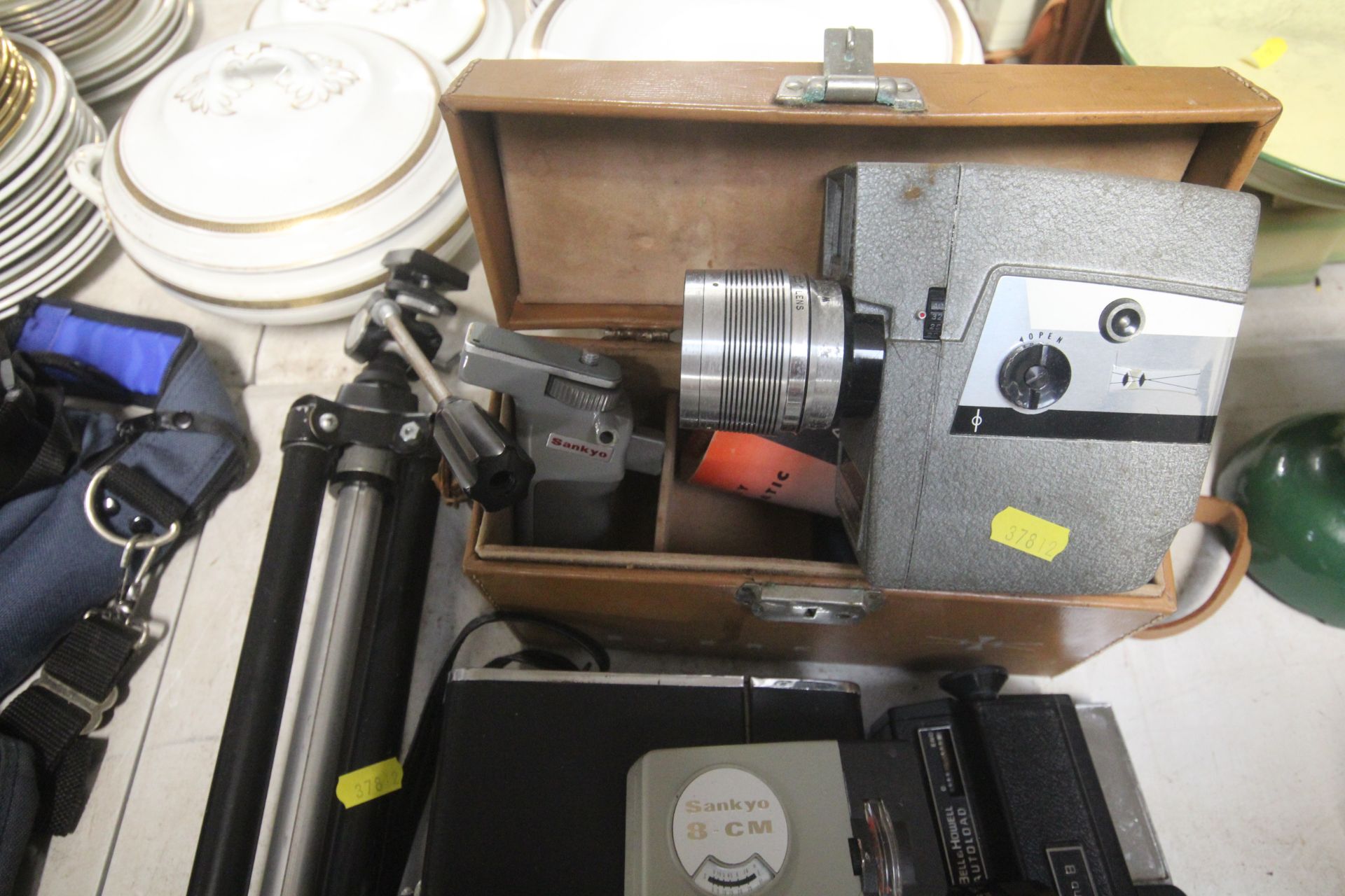 A Lubitel 2 camera, four vintage cine cameras, tri - Image 3 of 3