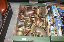 A box of miscellaneous brass and copper items