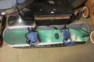 A Soloman Driver-165 snow board with bindings and