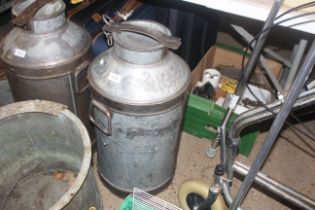 A tall milk churn with lid and twin handles (RB30)