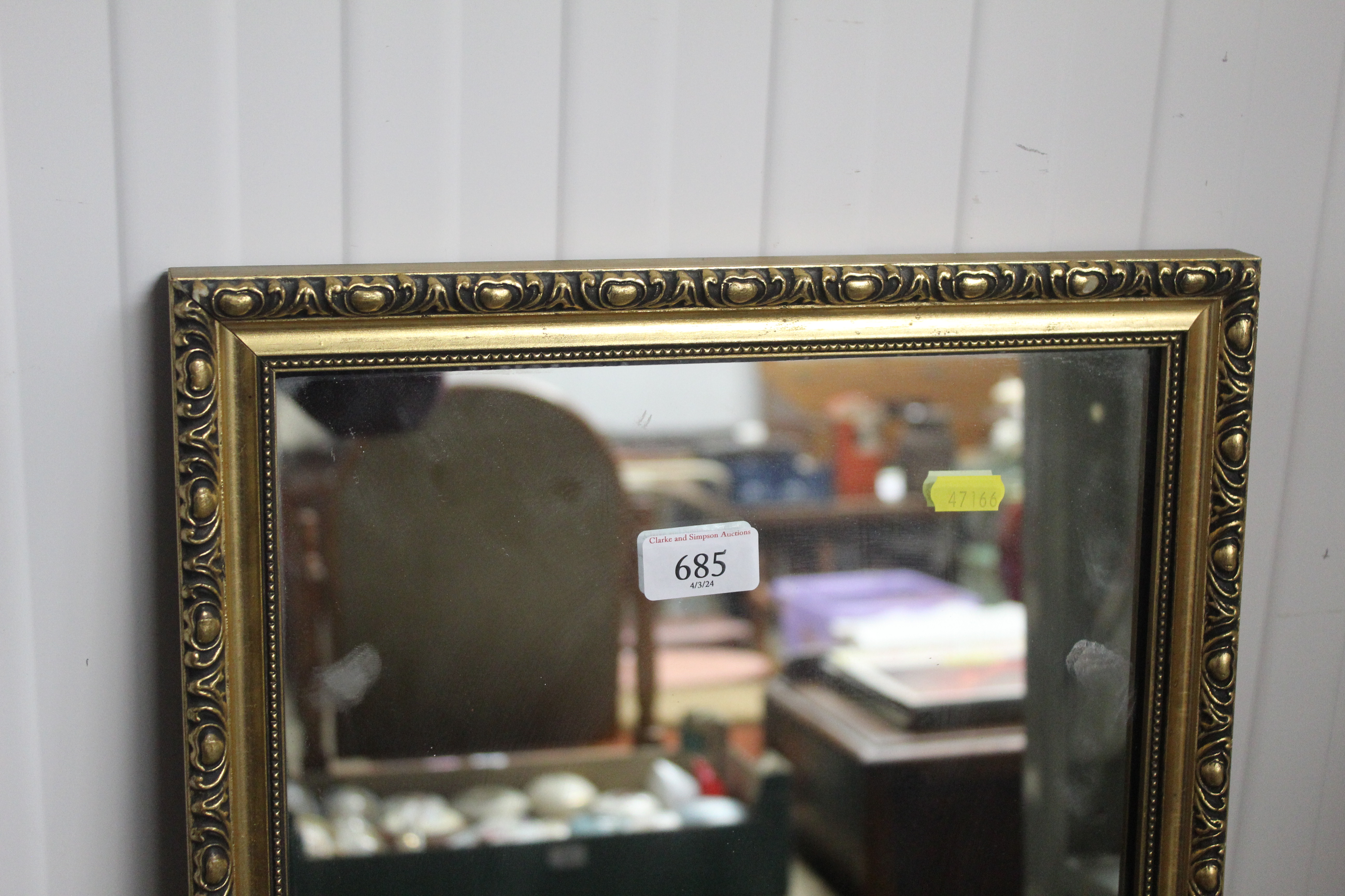 A gilt framed hall mirror - Bild 2 aus 2