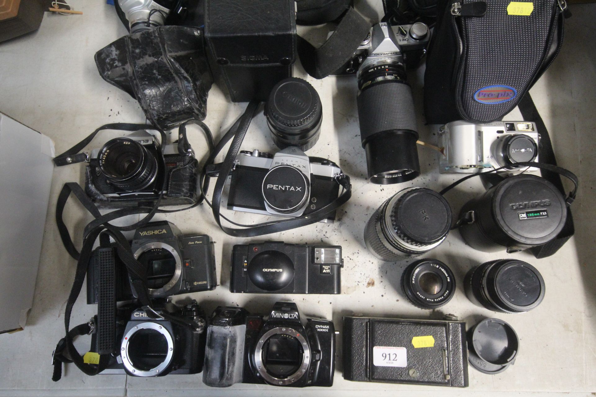 A collection of miscellaneous cameras to include Y - Image 2 of 3