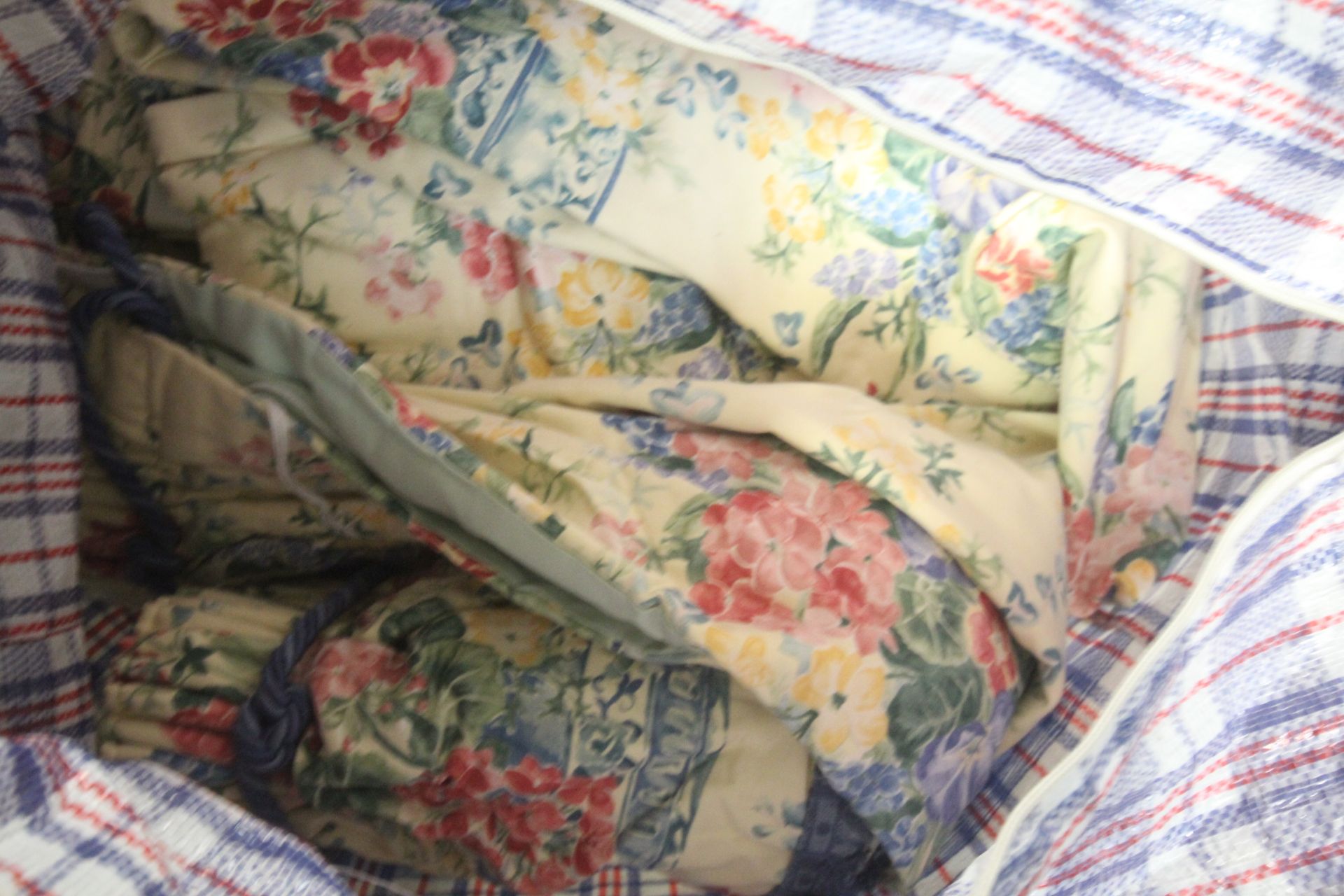 Two bags of various curtains, matching pelmets etc - Image 2 of 3