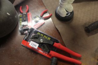 Three various pliers, as new (29)