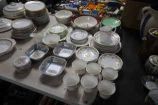 A quantity of various floral decorated tea ware et