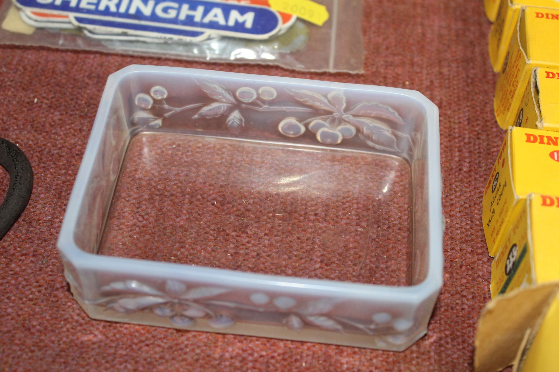 A Barolac opaque opalescent glass trinket box deco - Image 2 of 2