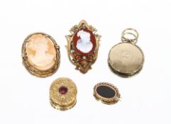 A small gold brooch stamped 9ct and four other items of jewellery