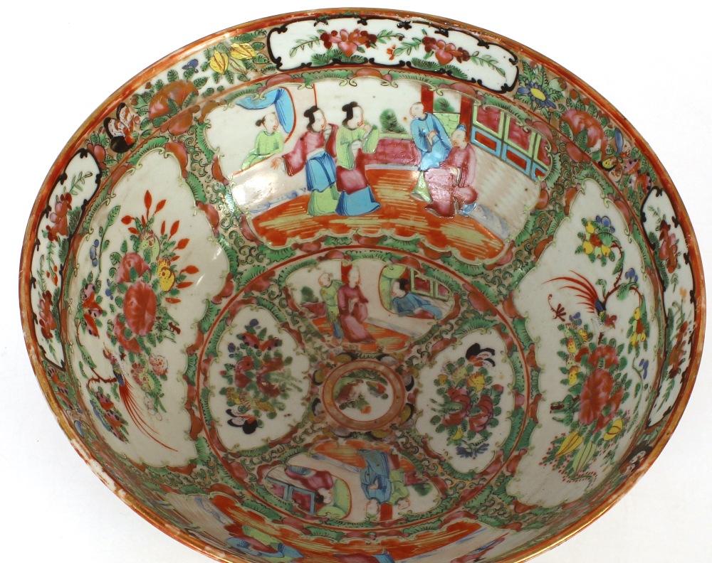 A 19th Century Canton bowl, decorated in the traditional palette, 31cm dia. - Bild 2 aus 5