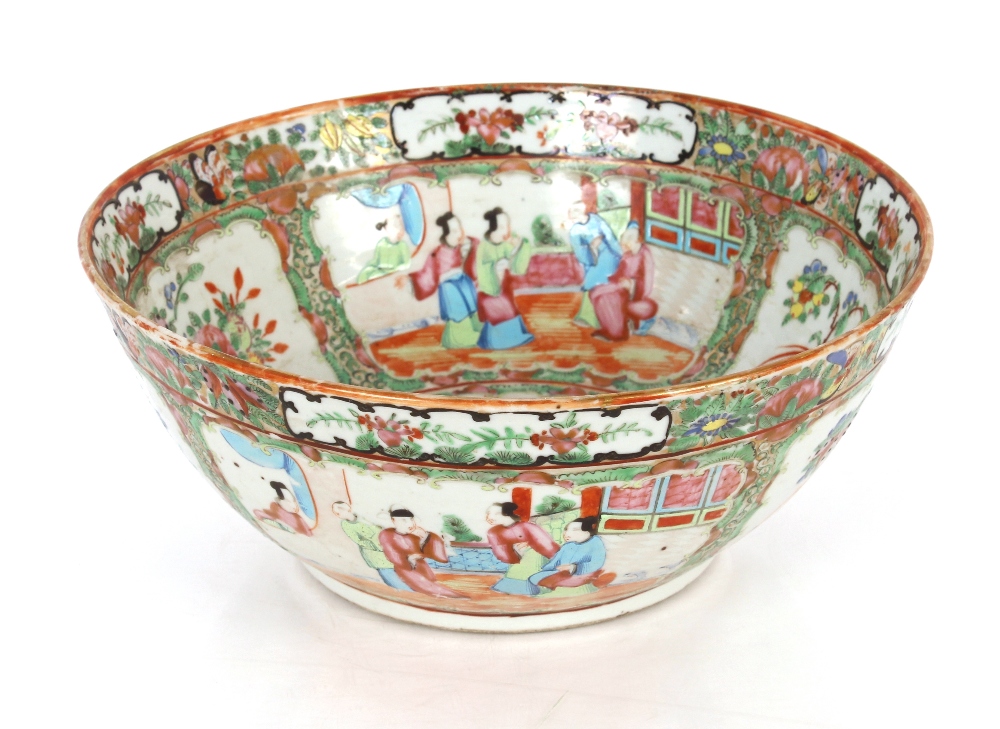 A 19th Century Canton bowl, decorated in the traditional palette, 31cm dia. - Bild 3 aus 5