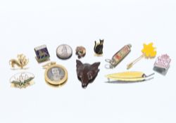 A small amount of costume jewellery including a Bakelite fox head clip brooch; a white metal and