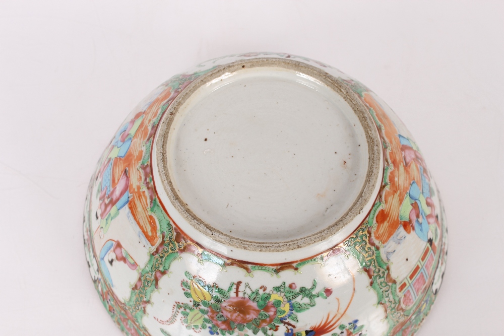 A 19th Century Canton bowl, decorated in the traditional palette, 31cm dia. - Bild 4 aus 5
