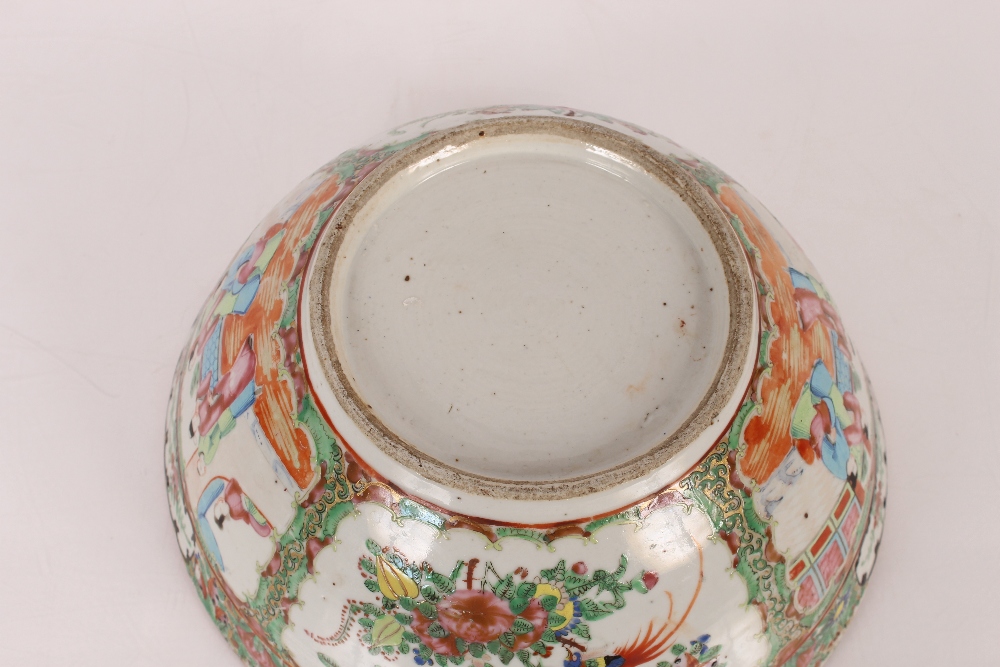 A 19th Century Canton bowl, decorated in the traditional palette, 31cm dia. - Bild 5 aus 5