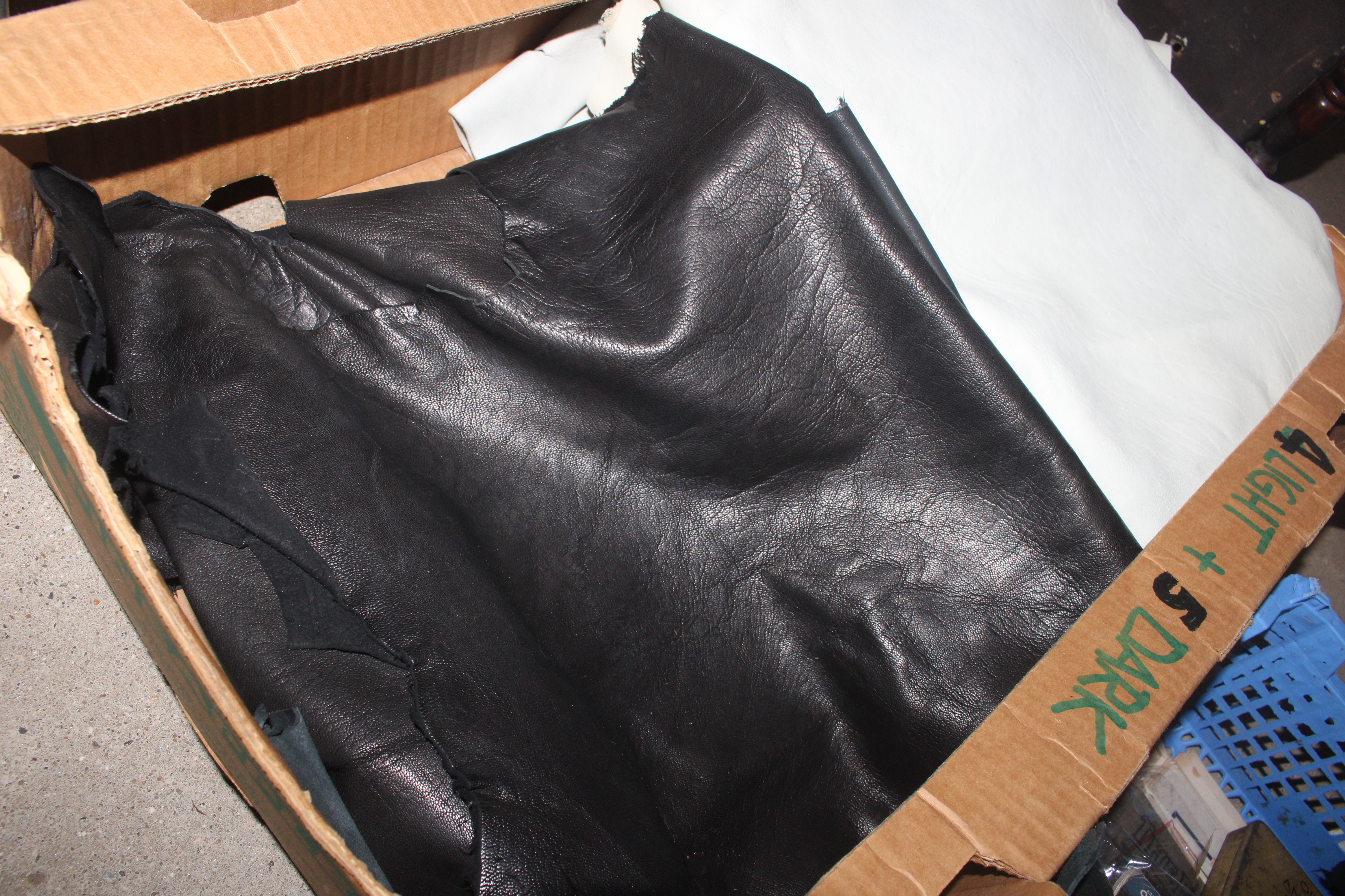 A box of nine leather pelts - Bild 2 aus 2
