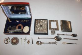 A box of jewellery to include yellow metal chain,