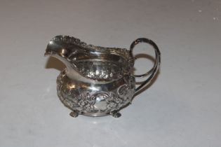 A silver cream jug, approx. 237gms