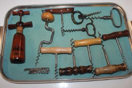 A tray of vintage and other corkscrews
