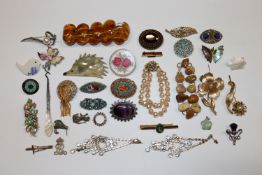 A box of costume jewellery to include brooches