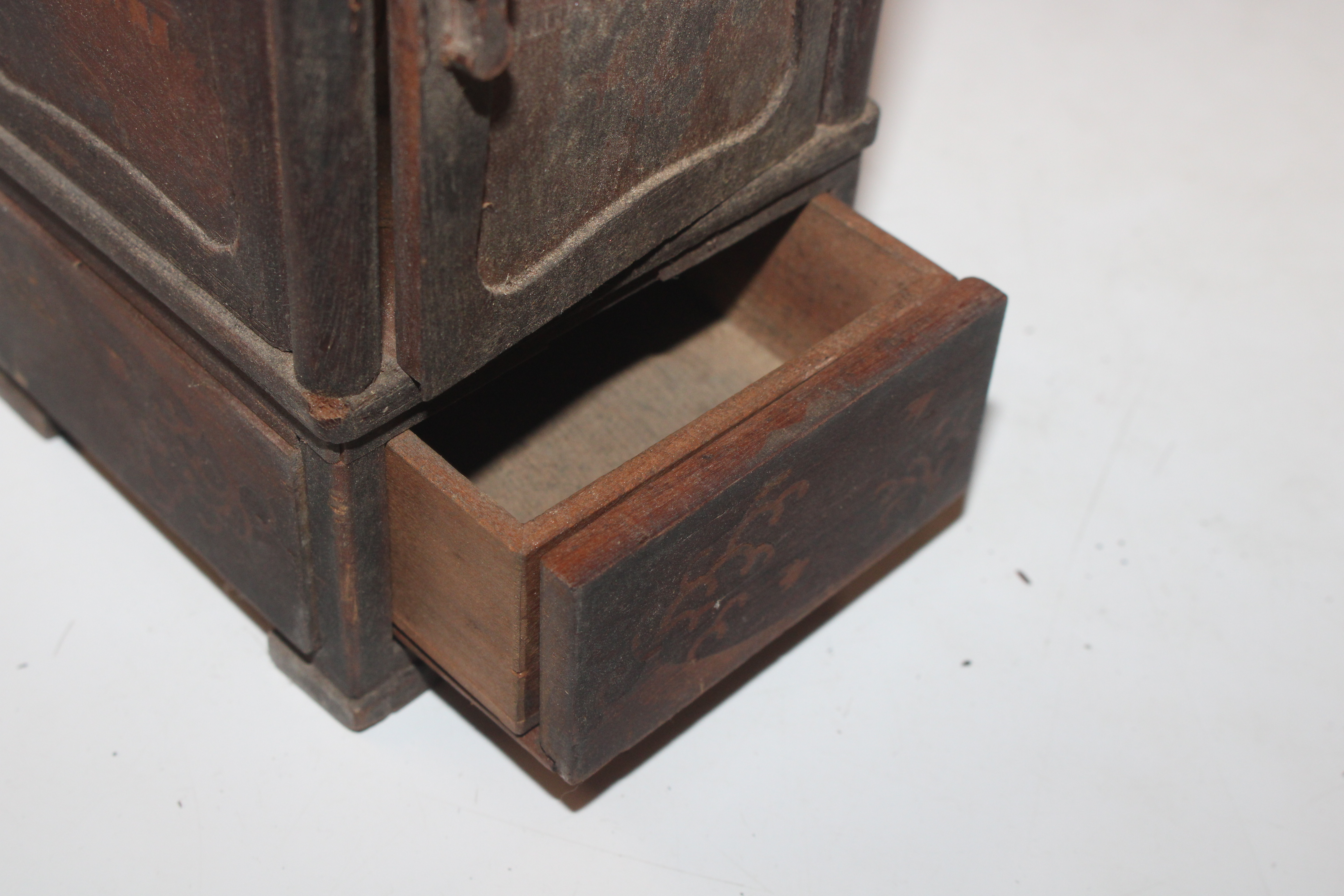 A box of various wooden items to include cigarette - Image 25 of 26
