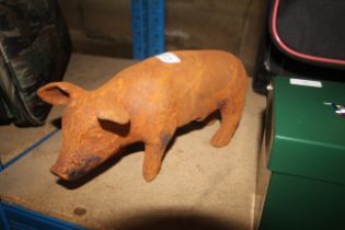 A cast iron figure of a pig (121)