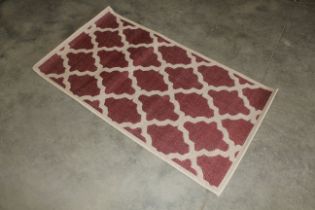 A trellis flat weave red rug approx. 4'10" x 2'8"