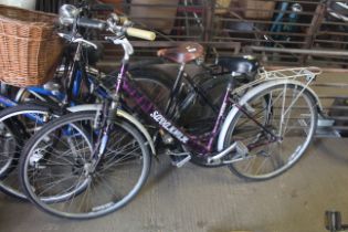 A ladies Bronx Saravana bicycle with front and rea