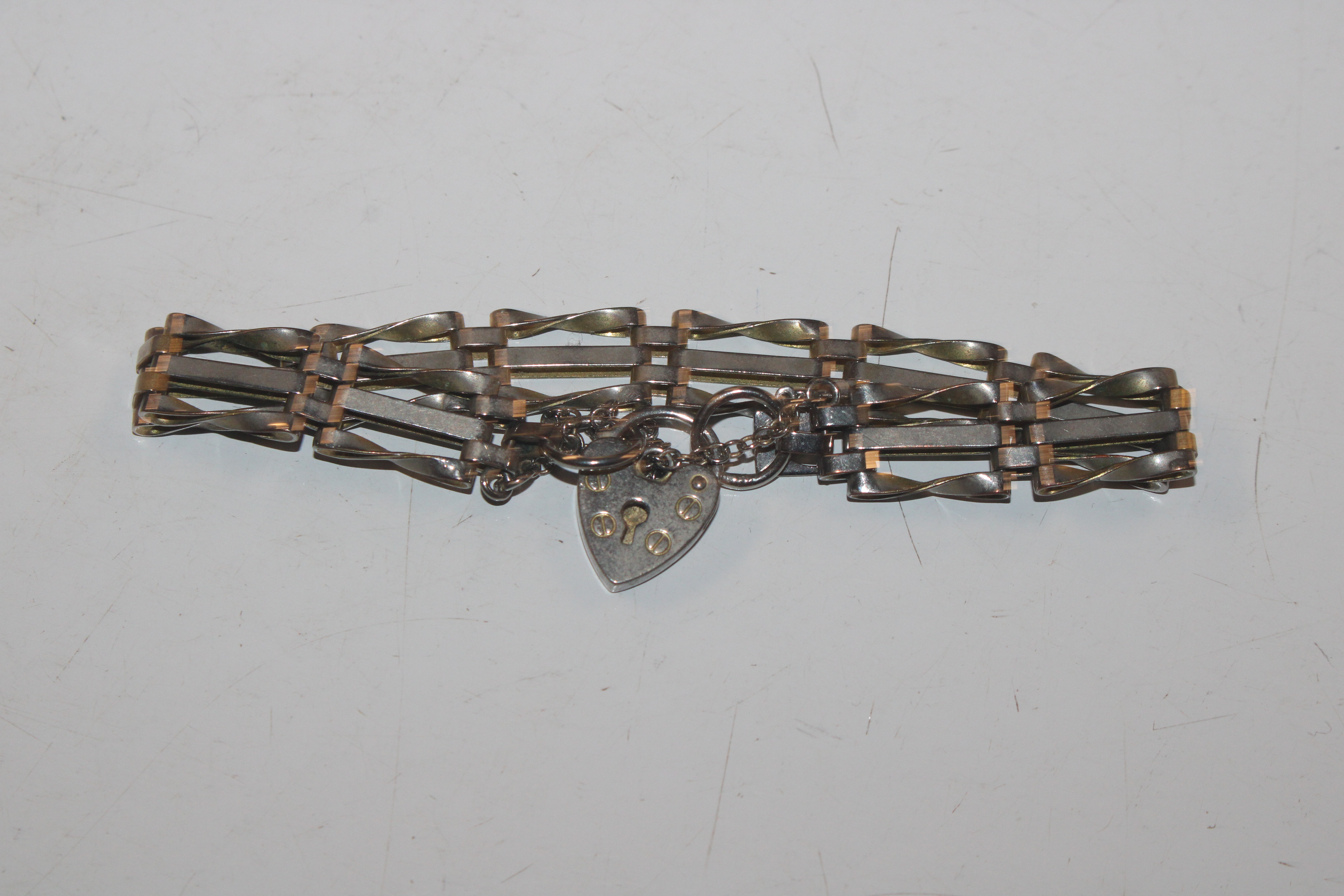 A silver gate link bracelet with padlock clasp and - Bild 10 aus 12