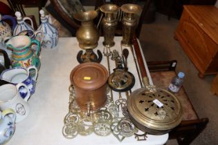 A quantity of various decorative brass and copperw