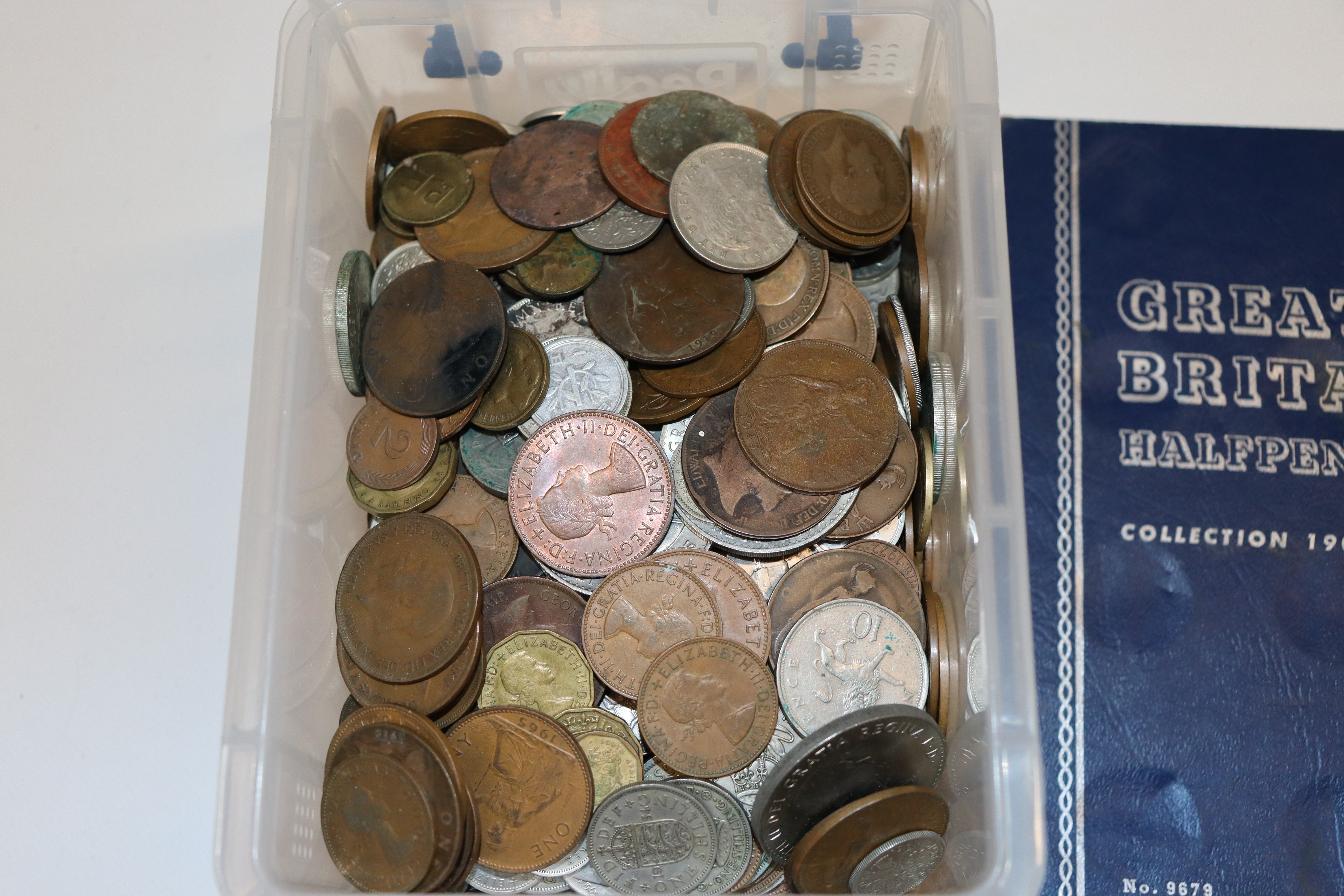 A box containing a large quantity of mixed coinage - Image 2 of 7