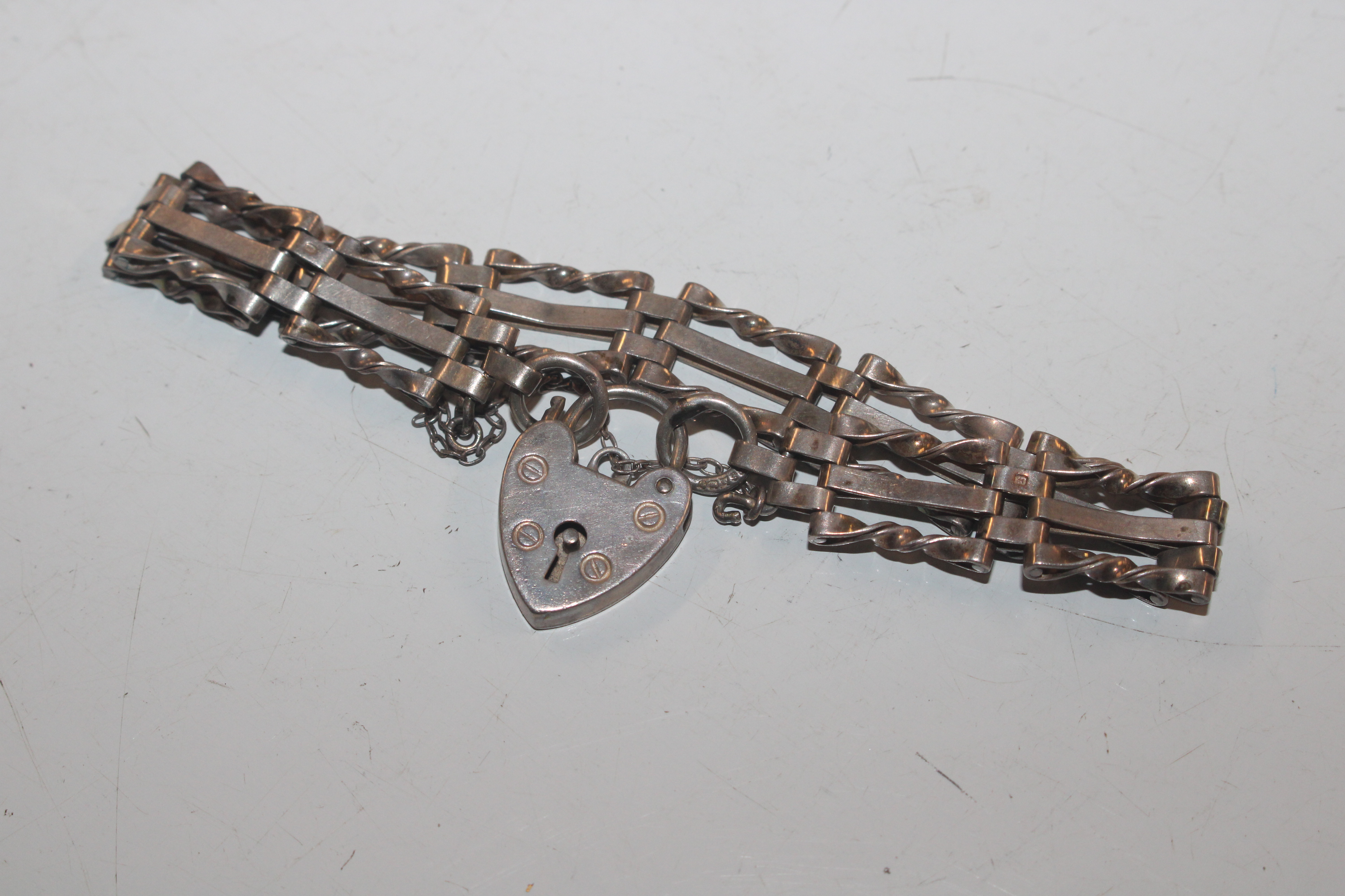 A silver gate link bracelet with padlock clasp and - Bild 2 aus 12