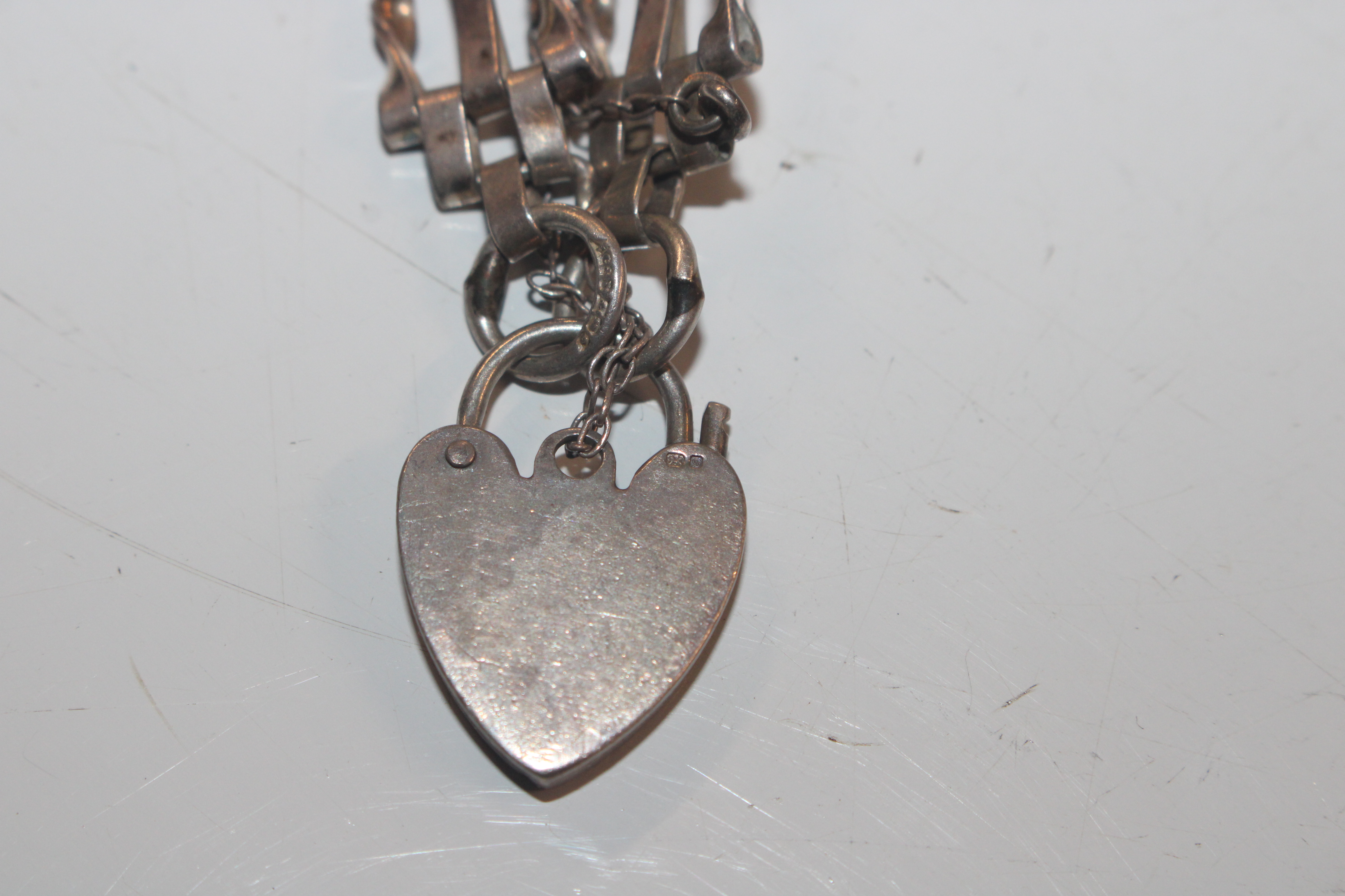 A silver gate link bracelet with padlock clasp and - Bild 5 aus 12