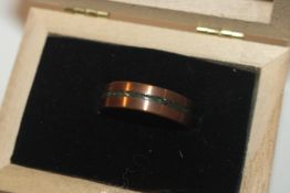 A copper ring with emerald and malachite band, rin