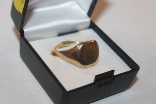 A 9ct gold signet ring, ring size S, approx. total