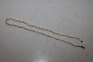 A cultured pearl necklace with Sterling silver cla