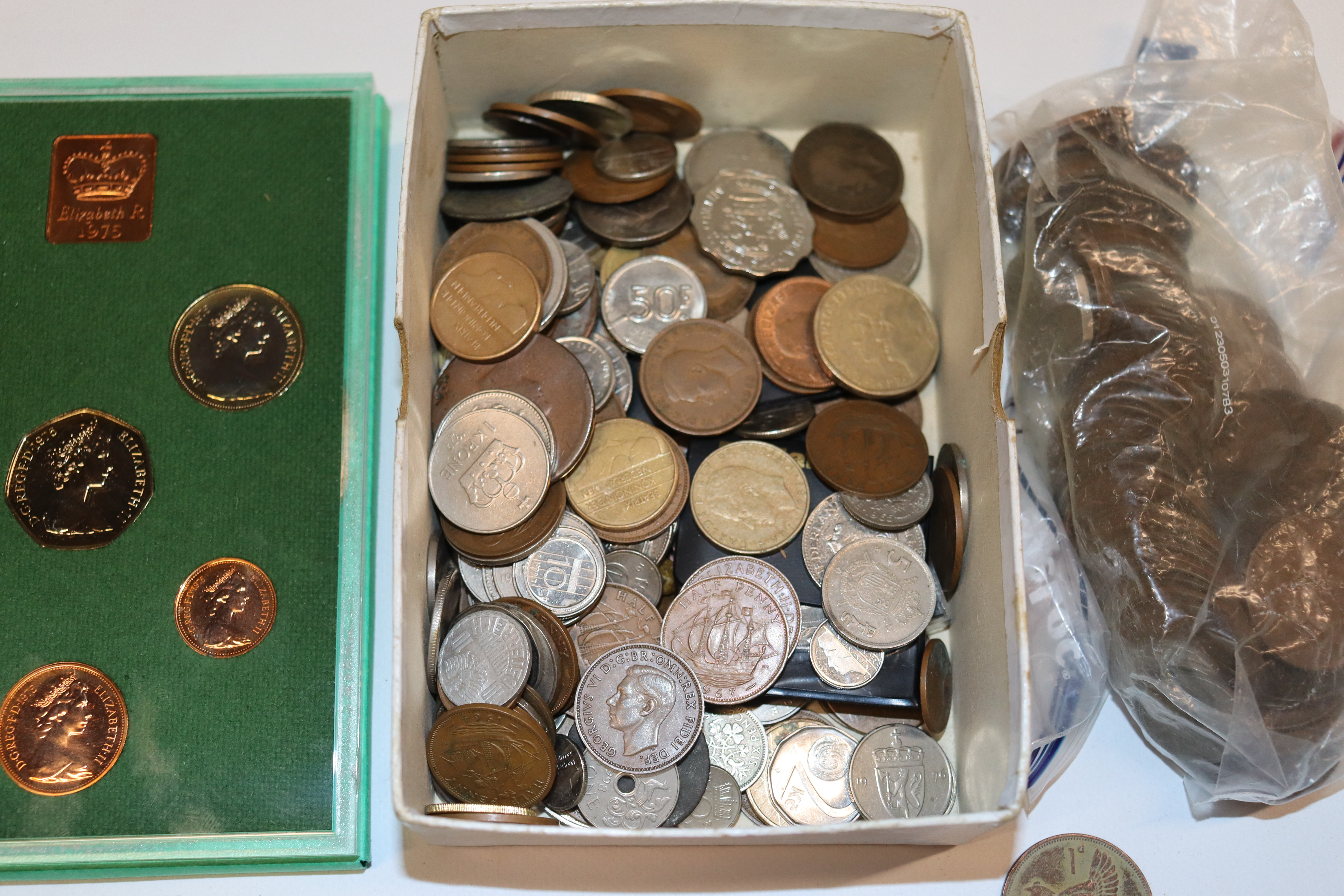 A box containing a large quantity of mixed coinage - Image 3 of 7