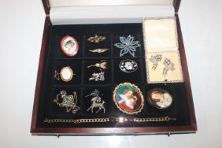 A box containing vintage and other brooches to inc
