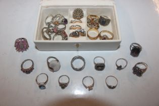 A jewellery box and contents of 925 silver and oth