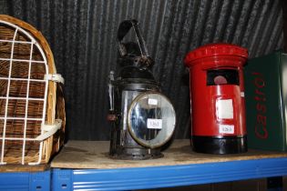 A reproduction railway signal lamp (161)