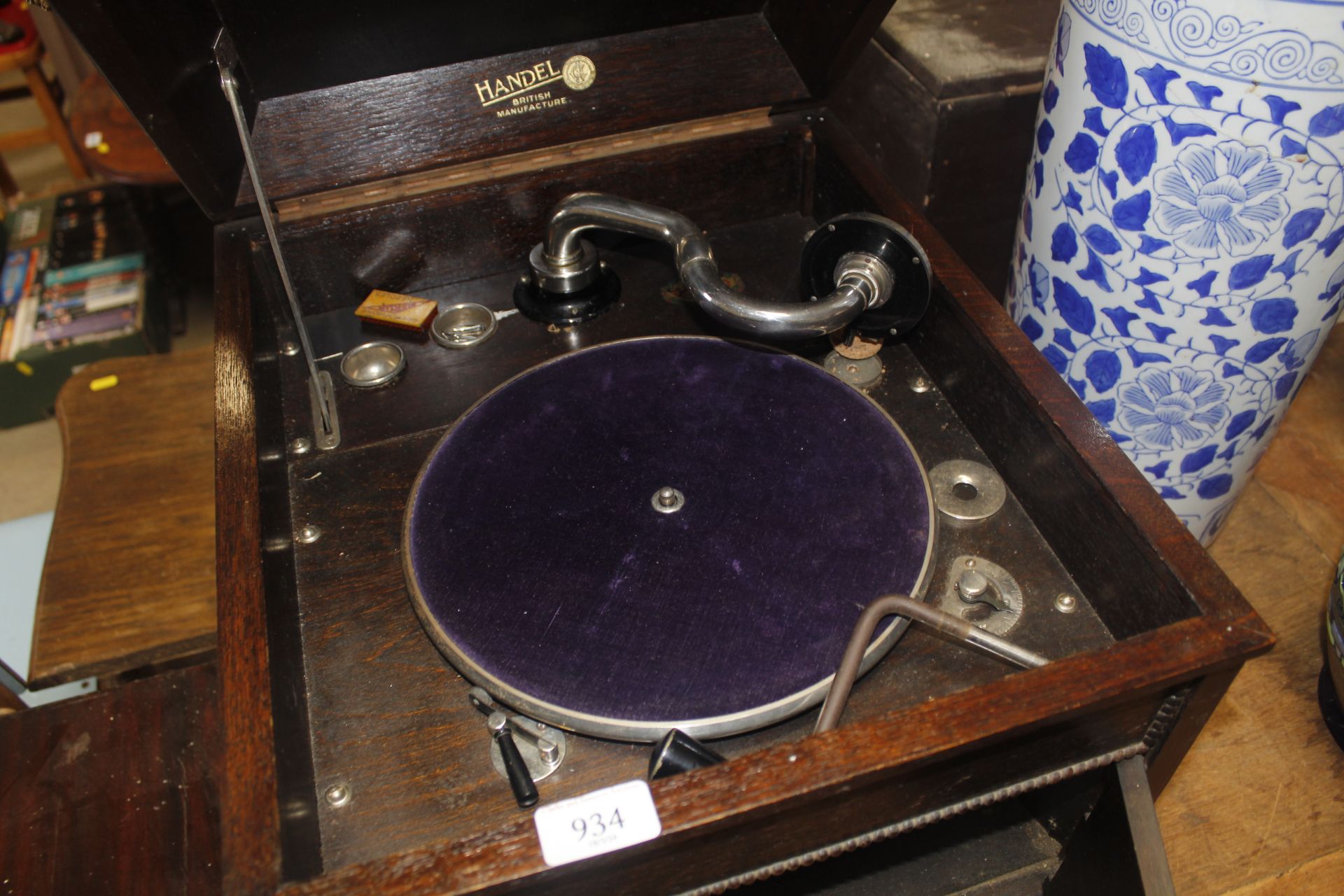 A Handel wind up gramophone in oak case - Image 2 of 2